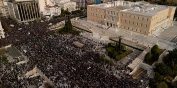 Απεργία για τα Τέμπη: Χιλιάδες πολίτες στους δρόμους την Παρασκευή για τα δύο χρόνια από την τραγωδία