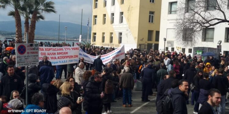 Βόλος: Μαζική συμμετοχή στο συλλαλητήριο για το δυστύχημα των Τεμπών