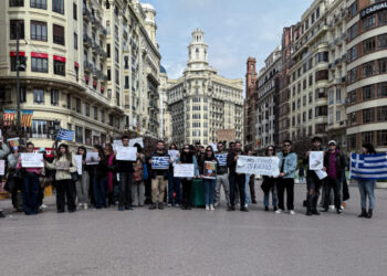 Βαλένθια: Συλλαλητήριο με πανό και πλακάτ για την τραγωδία των Τεμπών