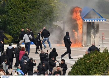 Σοβαρά επεισόδια στο κέντρο της Αθήνας μετά την διαδήλωση για τα Τέμπη