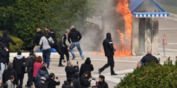 Σοβαρά επεισόδια στο κέντρο της Αθήνας μετά την διαδήλωση για τα Τέμπη