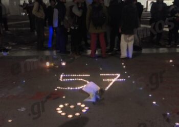 Τέμπη: Κεριά που σχηματίζουν τον αριθμό 57 μπροστά από την Βουλή ως φόρο τιμής για τα θύματα της τραγωδίας