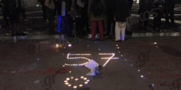 Τέμπη: Κεριά που σχηματίζουν τον αριθμό 57 μπροστά από την Βουλή ως φόρο τιμής για τα θύματα της τραγωδίας