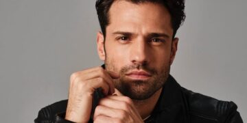 Χορεύει ζειμπέκικο με φόντο όλη την Αθήνα στο νέο του βιντεοκλιπ