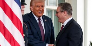 Άρχισε η συνάντηση Τραμπ – Στάρμερ: Ο «ιδιαίτερος» άνθρωπος, η «ιδιαίτερη» χώρα και βασιλική πρόσκληση στον πρόεδρο των ΗΠΑ