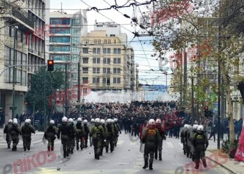 Συγκρούσεις στην οδό Πανεπιστημίου – Η αστυνομία απωθεί τους διαδηλωτές στην Ομόνοια