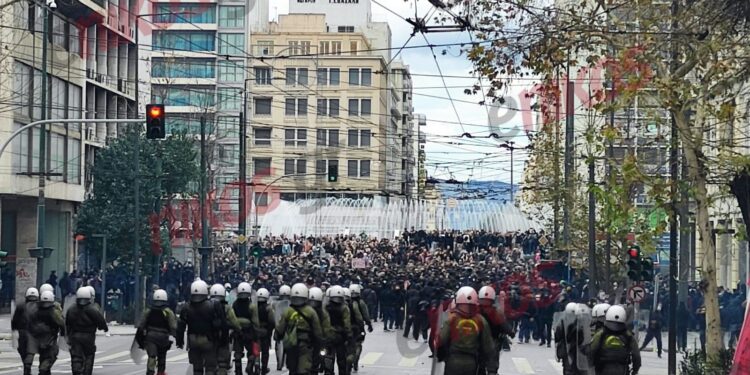 Συγκρούσεις στην οδό Πανεπιστημίου – Η αστυνομία απωθεί τους διαδηλωτές στην Ομόνοια