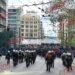 Συγκρούσεις στην οδό Πανεπιστημίου – Η αστυνομία απωθεί τους διαδηλωτές στην Ομόνοια