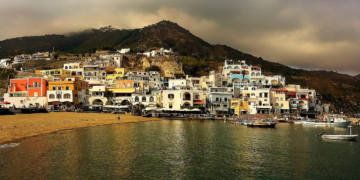 Κοσμοπολίτικη κοινότητα όπου ζούσαν αρχαίοι Έλληνες ανακαλύφθηκε σε ηφαιστειακό νησί