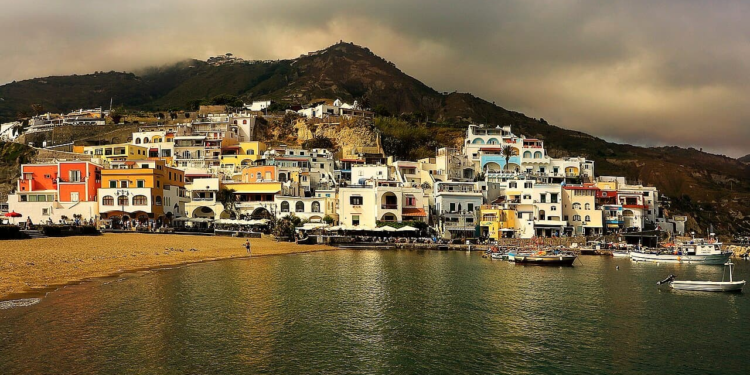 Κοσμοπολίτικη κοινότητα όπου ζούσαν αρχαίοι Έλληνες ανακαλύφθηκε σε ηφαιστειακό νησί