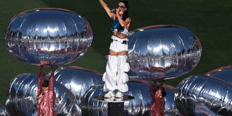 Η τραγουδίστρια θα ταξιδέψει στο διάστημα μαζί με την αρραβωνιαστικιά του Τζεφ Μπέζος