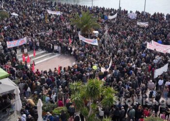 Χιλιάδες πολίτες συμμετέχουν στο συλλαλητήριο για το δυστύχημα στα Τέμπη