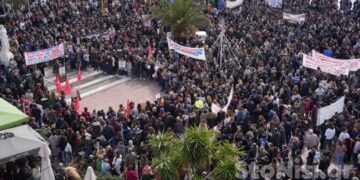 Χιλιάδες πολίτες συμμετέχουν στο συλλαλητήριο για το δυστύχημα στα Τέμπη