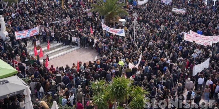 Χιλιάδες πολίτες συμμετέχουν στο συλλαλητήριο για το δυστύχημα στα Τέμπη