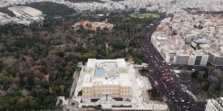Πανοραμικές φωτογραφίες καταγράφουν τον όγκο της μεγαλειώδους συγκέντρωσης για τα Τέμπη 