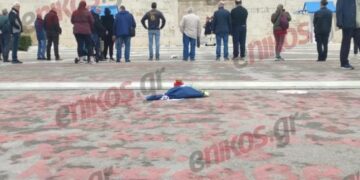 Έγραψαν με κόκκινη μπογιά τα ονόματα των 57 θυμάτων των Τεμπών