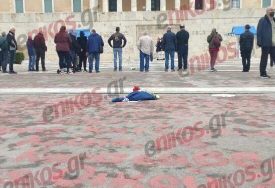 Έγραψαν με κόκκινη μπογιά τα ονόματα των 57 θυμάτων των Τεμπών