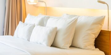 Το κόλπο καθαρισμού για να γίνουν ξανά λευκά χρησιμοποιώντας 3 φυσικά συστατικά