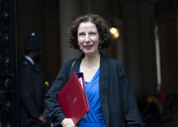 Παραιτήθηκε η υπουργός Διεθνούς Ανάπτυξης μετά τις περικοπές του προϋπολογισμού για να αυξηθούν οι αμυντικές δαπάνες