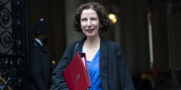 Παραιτήθηκε η υπουργός Διεθνούς Ανάπτυξης μετά τις περικοπές του προϋπολογισμού για να αυξηθούν οι αμυντικές δαπάνες