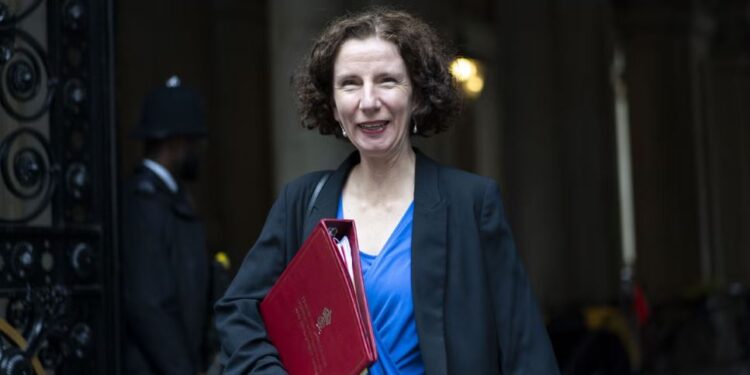 Παραιτήθηκε η υπουργός Διεθνούς Ανάπτυξης μετά τις περικοπές του προϋπολογισμού για να αυξηθούν οι αμυντικές δαπάνες