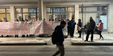 Φοιτητές απέκλεισαν για 57 λεπτά τις γραμμές του τρένου τιμώντας την μνήμη των θυμάτων στα Τέμπη