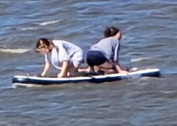 Στα όρια της αντοχής: Δύο 16χρονες «πάλεψαν» στα ανοιχτά πάνω σε μια σανίδα SUP για 16 ώρες