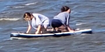 Στα όρια της αντοχής: Δύο 16χρονες «πάλεψαν» στα ανοιχτά πάνω σε μια σανίδα SUP για 16 ώρες