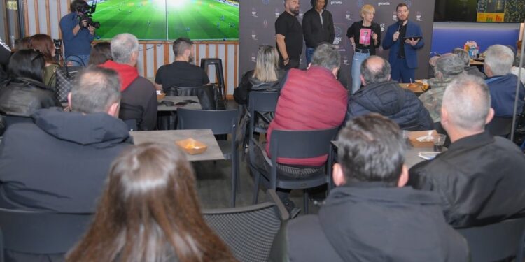 Ντανιέλ Μπατίστα και Γρηγόρης Γκουντάρας παίζουν τη δική τους μπάλα στο γήπεδο του Πάμε Στοίχημα Football Party by Gazzetta