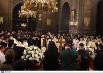 Σε λαϊκό προσκύνημα το σκήνωμα του Μητροπολίτη πρώην Θεσσαλονίκης Άνθιμου
