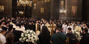 Σε λαϊκό προσκύνημα το σκήνωμα του Μητροπολίτη πρώην Θεσσαλονίκης Άνθιμου