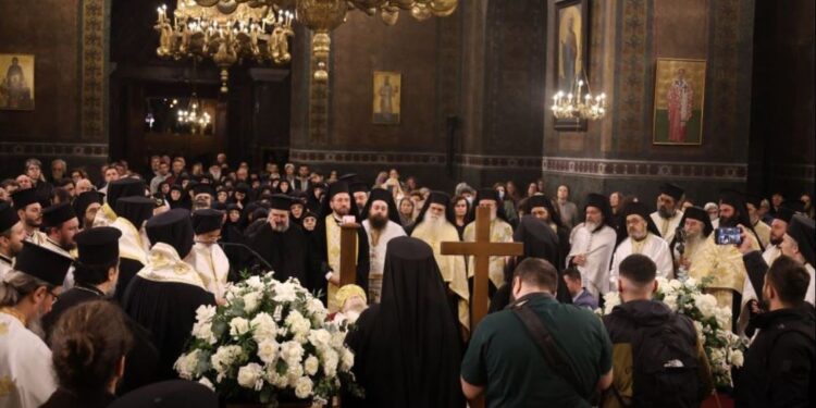 Σε λαϊκό προσκύνημα το σκήνωμα του Μητροπολίτη πρώην Θεσσαλονίκης Άνθιμου