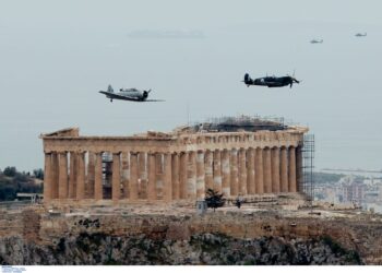 Εντυπωσίασαν τα μαχητικά αεροσκάφη πάνω από την Ακρόπολη