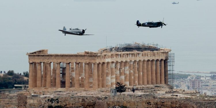 Εντυπωσίασαν τα μαχητικά αεροσκάφη πάνω από την Ακρόπολη