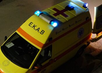 Σοβαρό τροχαίο στην Λεωφόρο Ποσειδώνος: Αυτοκίνητο προσέκρουσε σε κολώνα