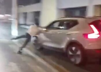 Καρέ καρέ η στιγμή που άνδρας πέφτει θύμα επίθεσης από… οδηγό SUV σε πεζοδρόμιο έπειτα από άγριο ξυλοδαρμό