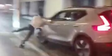 Καρέ καρέ η στιγμή που άνδρας πέφτει θύμα επίθεσης από… οδηγό SUV σε πεζοδρόμιο έπειτα από άγριο ξυλοδαρμό