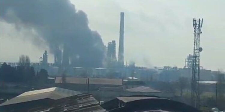 Φωτιά σε διυλιστήριο πετρελαίου στο Μπακού