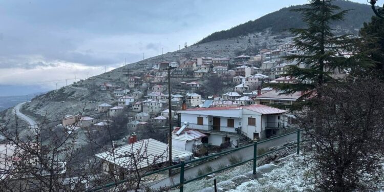 Λάρισα: Καθαρά Δευτέρα με χιόνι σε ορεινές περιοχές