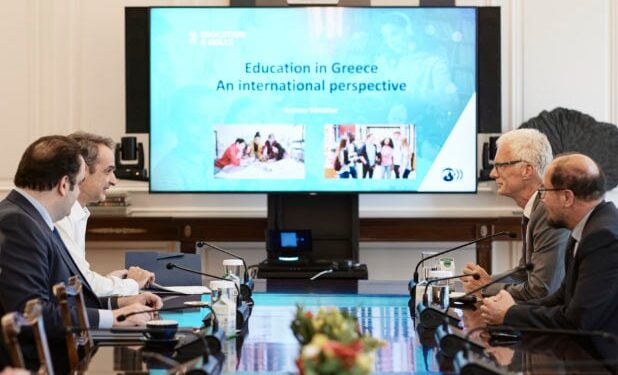 Συνάντηση Κυριάκου Μητσοτάκη με τον διευθυντή του ΟΟΣΑ για την εκπαίδευση και τις δεξιότητες