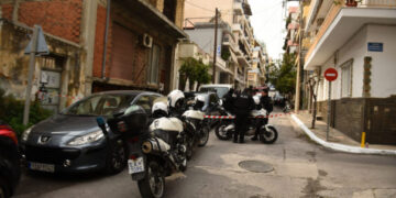 Από τον στρατό παρελήφθη η χειροβομβίδα που εντοπίστηκε σε πολυκατοικία