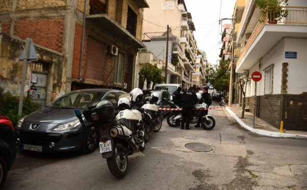 Από τον στρατό παρελήφθη η χειροβομβίδα που εντοπίστηκε σε πολυκατοικία