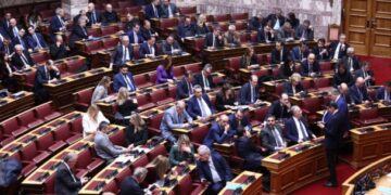 Σφοδρή κριτική της αντιπολίτευσης στην κυβέρνηση για τα επεισόδια στο Σύνταγμα