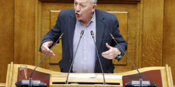 «Ντροπή μια κυβέρνηση να δηλώνει ότι δεν γνωρίζει τι μεταφέρουν τα τρένα»