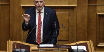 «Του επιστρέφουμε την παραδοχή του πριν από μερικά χρόνια, ότι “δεν μπορεί να ζει με 700 ευρώ το μήνα”»