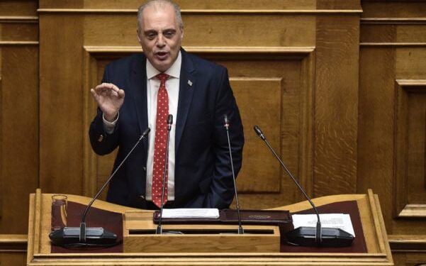 «Του επιστρέφουμε την παραδοχή του πριν από μερικά χρόνια, ότι “δεν μπορεί να ζει με 700 ευρώ το μήνα”»