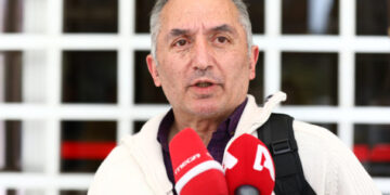 Τέμπη: Σύζυγος θύματος κατέθεσε μήνυση στον Άρειο Πάγο κατά Τασούλα και Μητσοτάκη