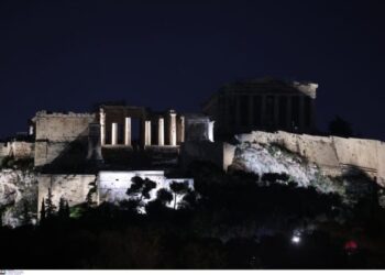 «Ώρα της Γης»: Η Αθήνα έσβησε τα φώτα σε εμβληματικά κτίρια για τον πλανήτη που κινδυνεύει