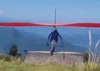 Βίντεο-σοκ: Αλεξιπτωτιστής πλαγιάς πέφτει στο κενό από 180 μέτρα