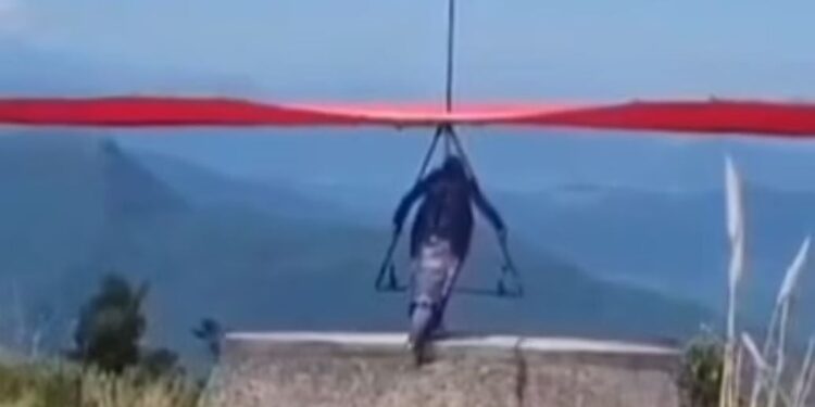 Βίντεο-σοκ: Αλεξιπτωτιστής πλαγιάς πέφτει στο κενό από 180 μέτρα